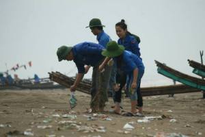 nhặt rác bờ biển